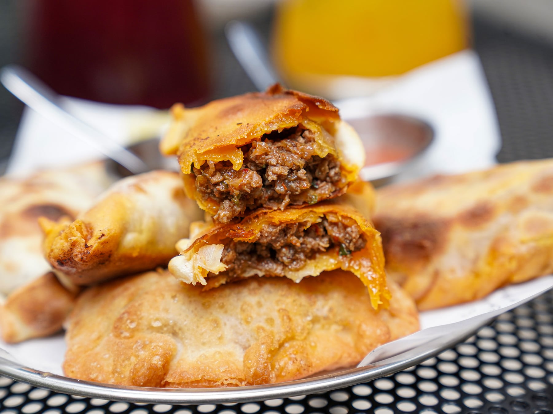 Una empanada porteña con ADN mendocino: el riguroso take away de Belgrano que rechaza el delivery