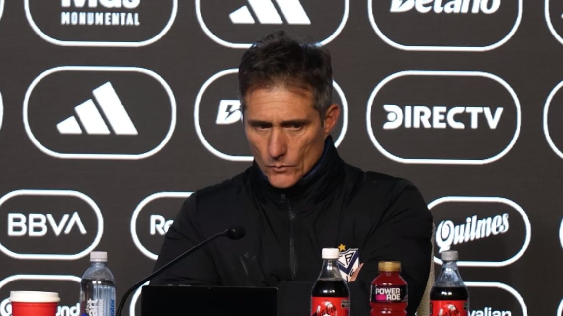 Vélez se chocó contra el VAR en la cancha de Riestra y Barros Schelotto estalló: "no pueden dirigir nunca más"