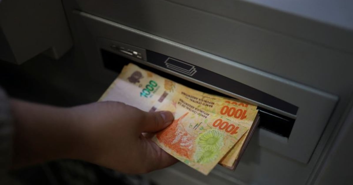Comisiones bancarias: extraer en un cajero ajeno puede costar hasta 15.000 pesos por operación