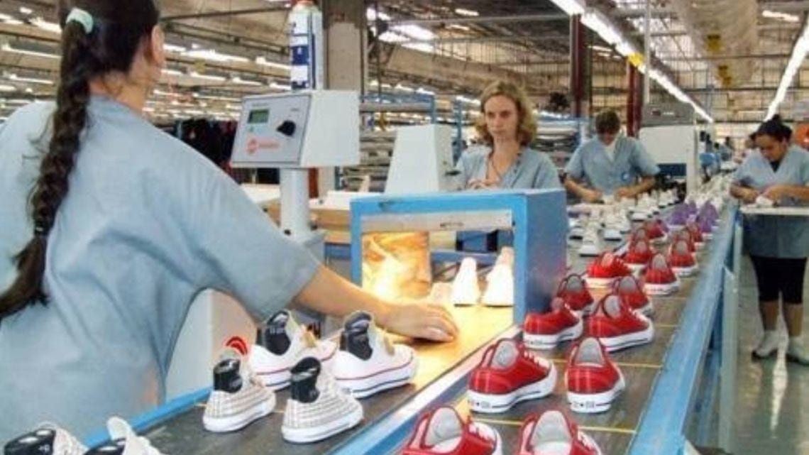Cierre total de Coopershoes en Las Flores: 150 operarios quedaron en la calle y la producción de zapatillas All Star se muda al exterior
