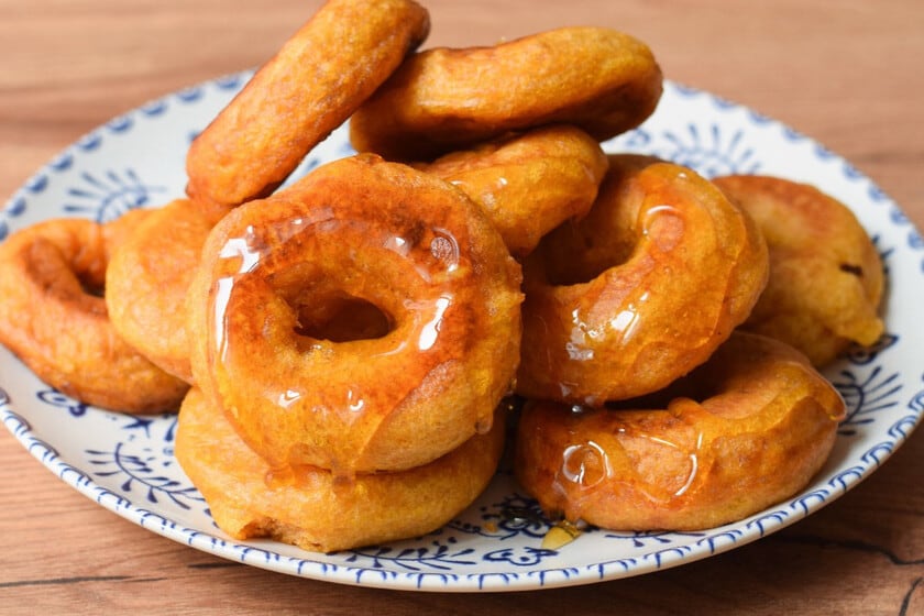 Picarones, el crujiente anillo limeño que nace de la calabaza y termina en miel de chancaca