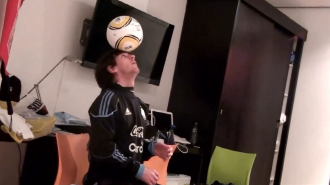 Messi, la Jabulani y los pies de siempre: el video que vuelve a emocionar