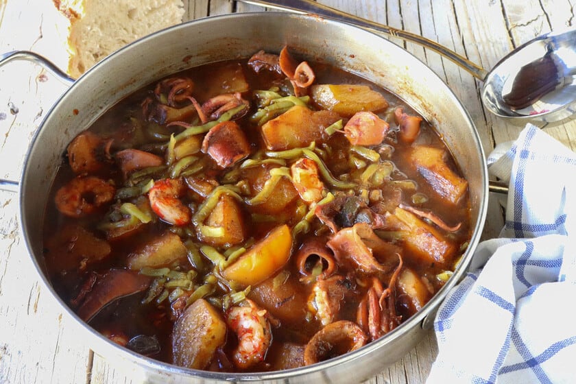 Chipirones con patatas: el guiso marinero que se cocina en media hora y admite dos lecturas en la mesa