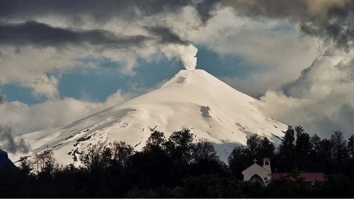 El Villarrica entró en alerta amarilla y reaviva la atención sobre la frontera volcánica con Neuquén