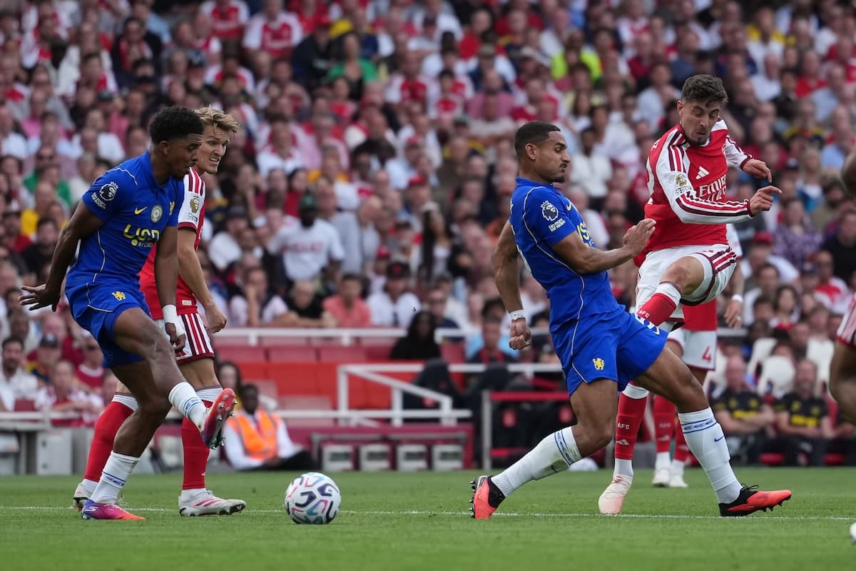 Arsenal lo dio vuelta sobre la hora y quedó como único líder