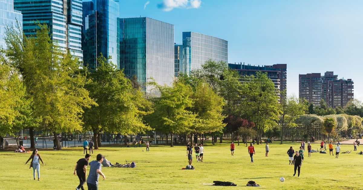 Vivir frente a un parque en la Ciudad puede costar hasta un 30% más: cuáles son los seis barrios donde el verde se paga más caro