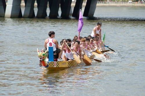 El Limay se prepara para una jornada de dragon boat con equipos de diez personas y espíritu de camarade