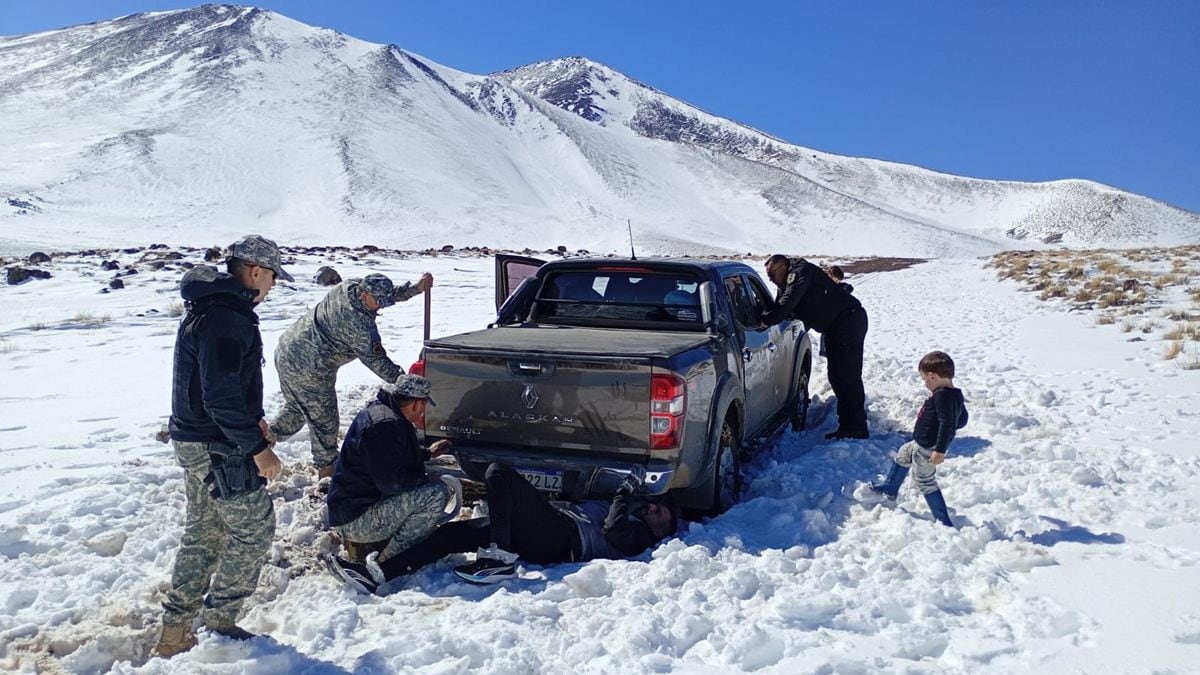 15 kilómetros a pie por la nieve: la odisea de Sabrina para sacar a su familia de la cordillera neuquina
