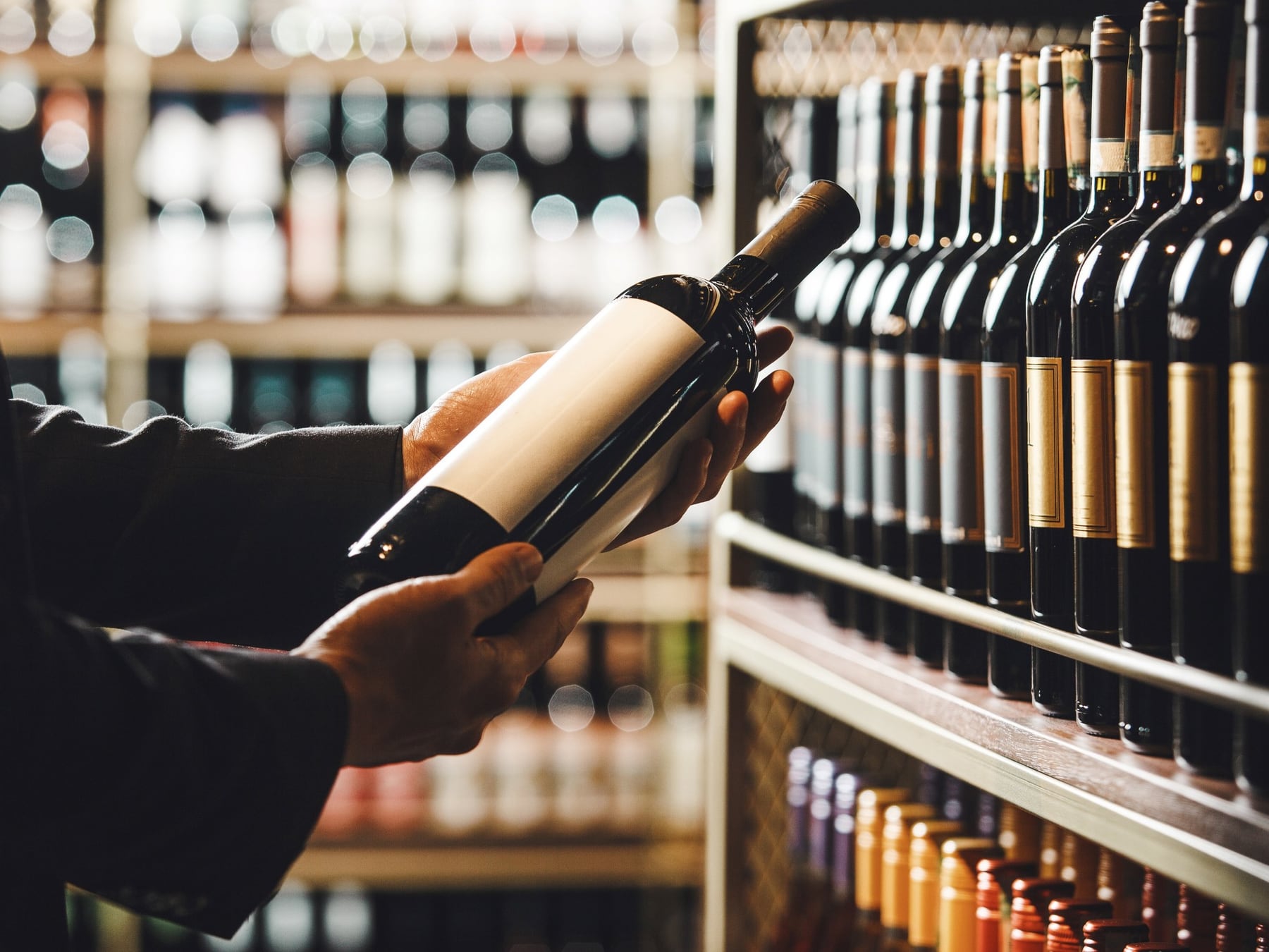 Viñedos, barricas y palabras: cómo leer una etiqueta de vino sin pagar de más por lo que no dice