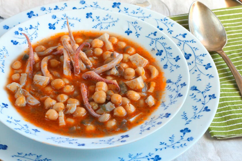 Garbanzos con calamares: el guiso de veinte minutos que mejora con el paso de las horas
