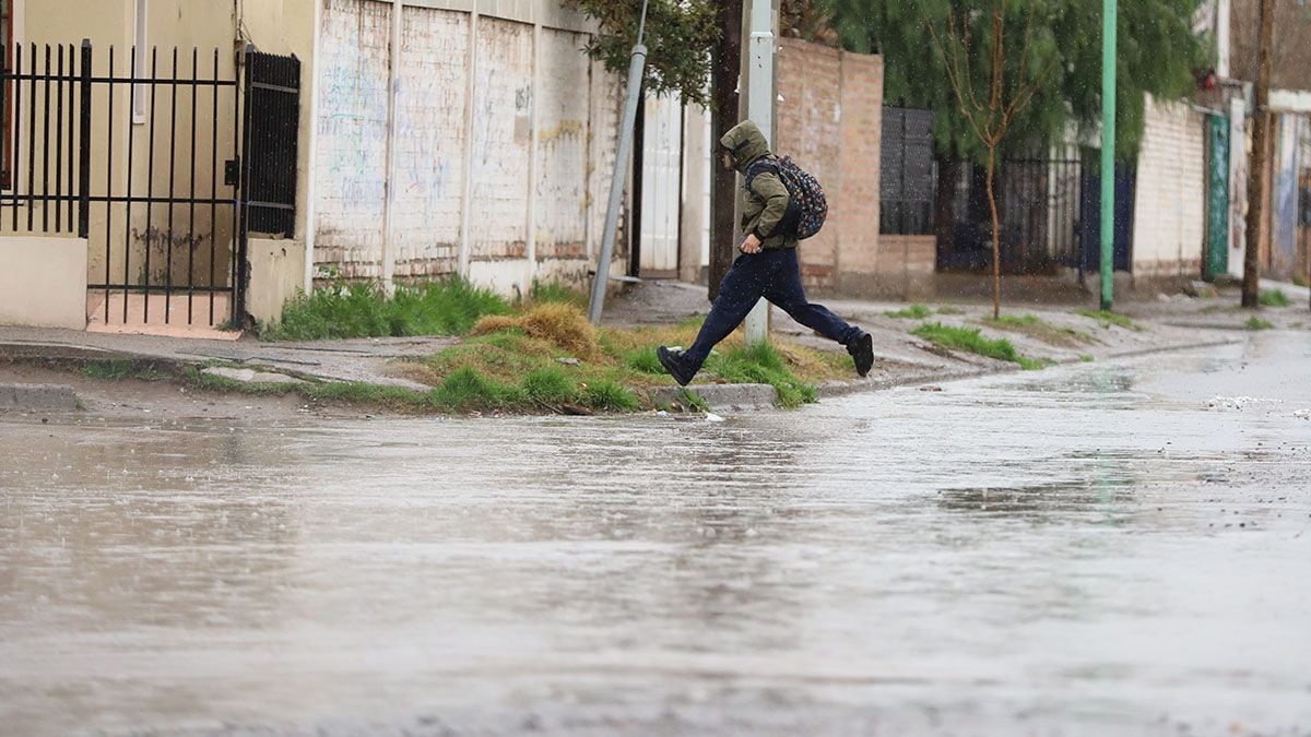 Nevadas y lluvias tiñen de blanco la cordillera neuquina y obligan a extremar precauciones en la meseta y el Alto Valle