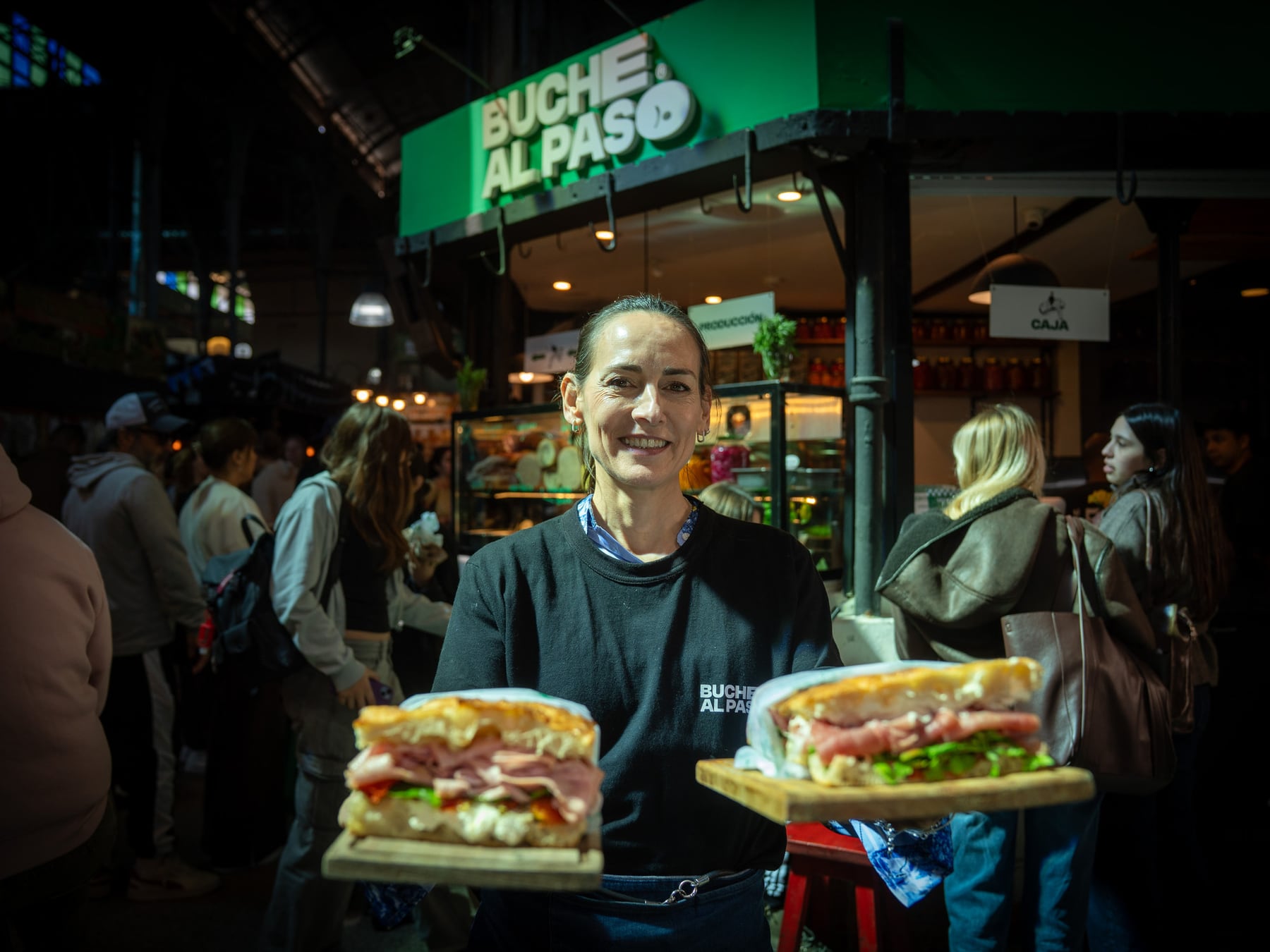 Un puesto del Mercado de San Telmo vende cien sándwiches por día con pan de leña y fiambres de elaboración propia