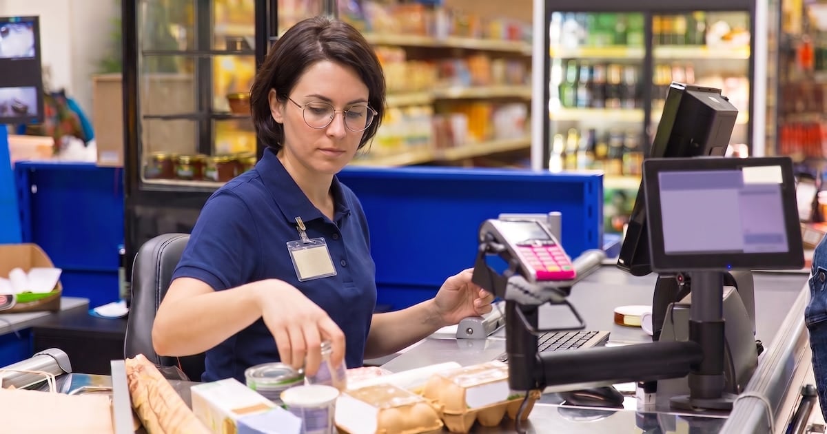 Cajeros de supermercado: en septiembre cobran entre 1.322.132 y 1.335.474 pesos, según la categoría
