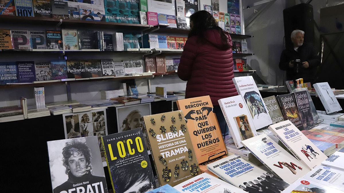 La Feria del Libro de Neuquén arrancó en el Parque Central con precios que invitan a llevarse más de un título