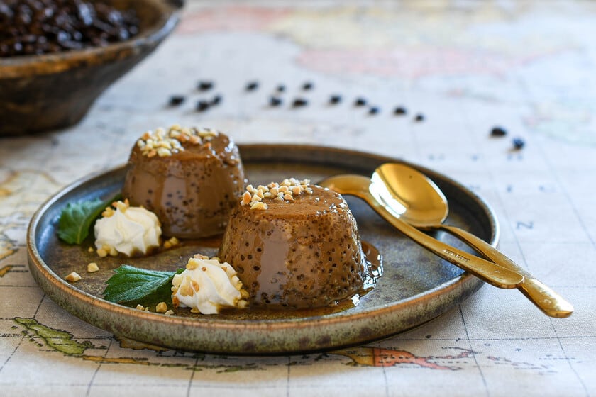Cuatro flaneras, un caramelo y la duda de siempre: cuánta taza lleva el flan de café