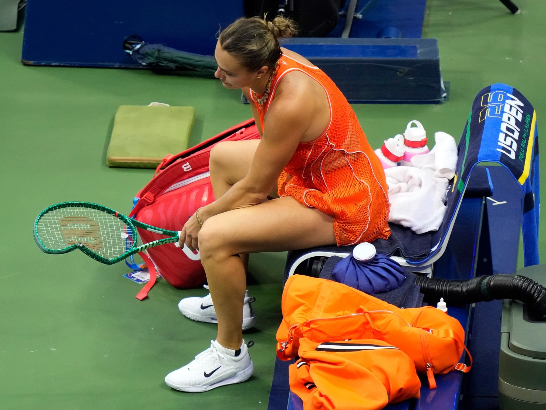 Sabalenka reventó la raqueta en el banco y se quebró en el micrófono: el final que no quería repetir