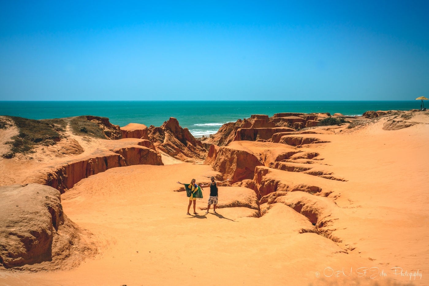 Pipa, el balneario de los acantilados rojos y los delfines que llegan solos a la orilla