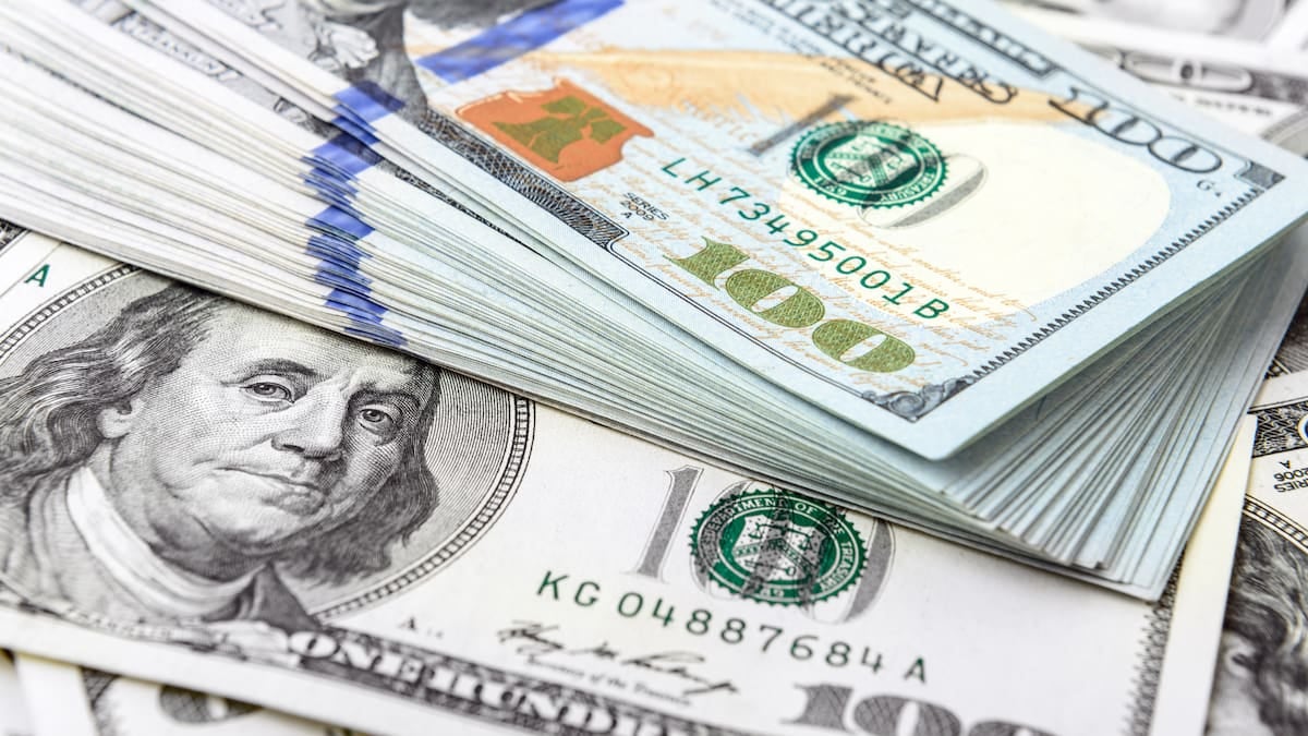 El dólar arrancó la semana sin movimientos y el blue se mantiene apenas por encima del oficial