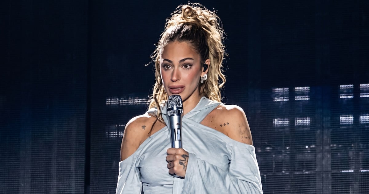 Tini se plantó frente al público salvadoreño y contó, con la voz quebrada, lo que le costó hacer Un mechón de pelo