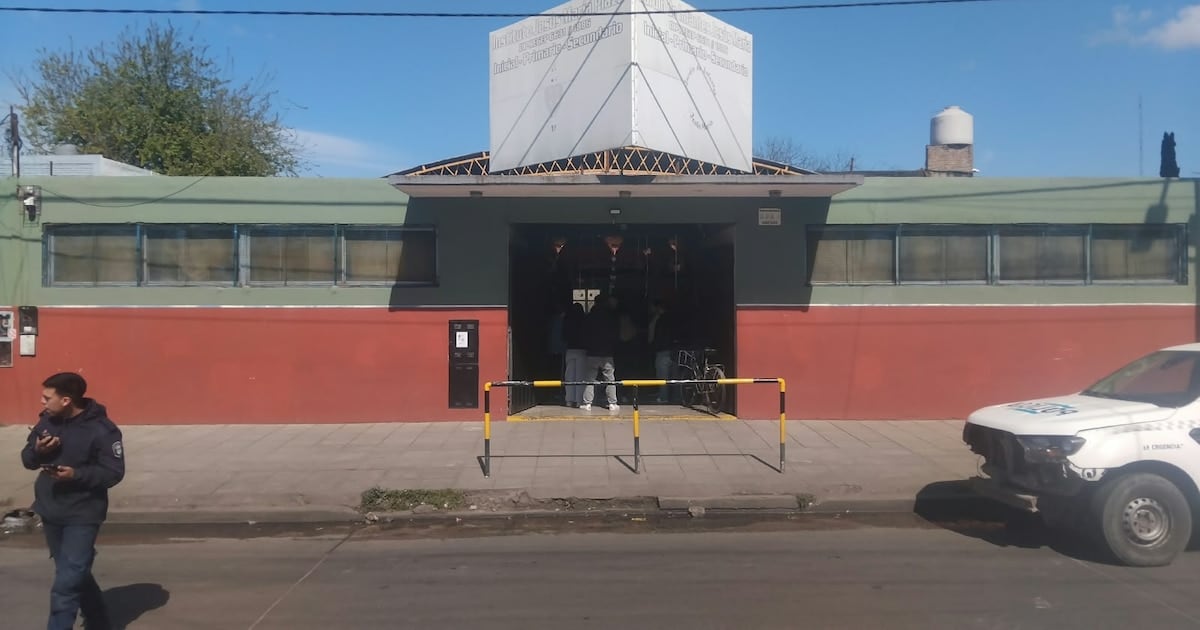 Un revólver en la mochila de un alumno y un disparo que encendió las alarmas en una escuela de La Matanza