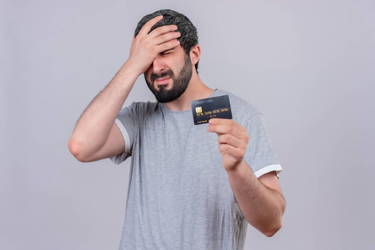 Pagar el mínimo de la tarjeta: una decisión que deja saldos acumulando intereses mes a mes