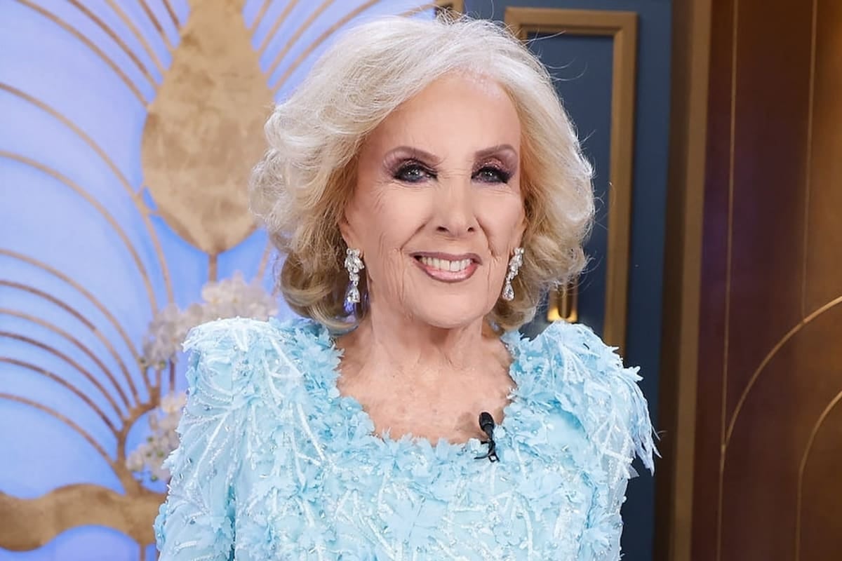 Juana Viale vuelve a calzarse el traje de conductora mientras Mirtha le gana la pulseada a la tos en su casa