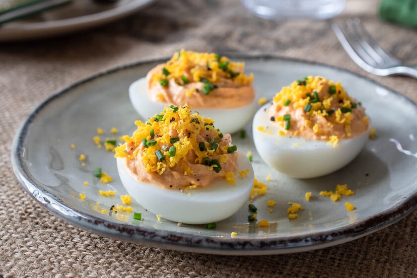 El truco del colador fino que cambia la textura de los huevos rellenos sin sumar ingredientes