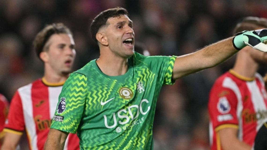 Chelsea recibe otro cachetazo: Brentford lo golea 3-0 y Martínez sigue sin poder festejar un arco en cero