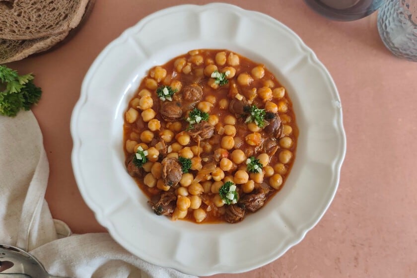 Un guiso de garbanzos y zamburiñas listo en menos de media hora, con el truco de no pasar de cocción en los mariscos