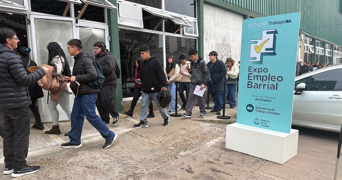 Migrar hacia la informalidad o el trabajo por cuenta propia deterioró el salario real hasta un 27,8% en el bienio 2023-2025