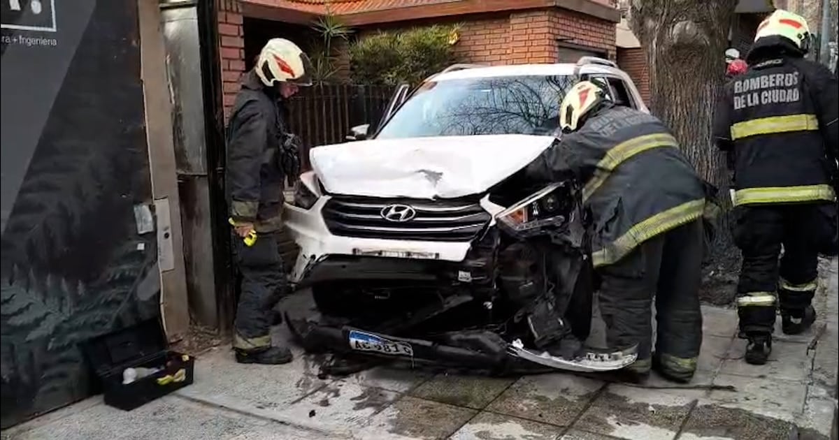 Un auto terminó sobre la vereda en Palermo tras chocar contra vehículos estacionados