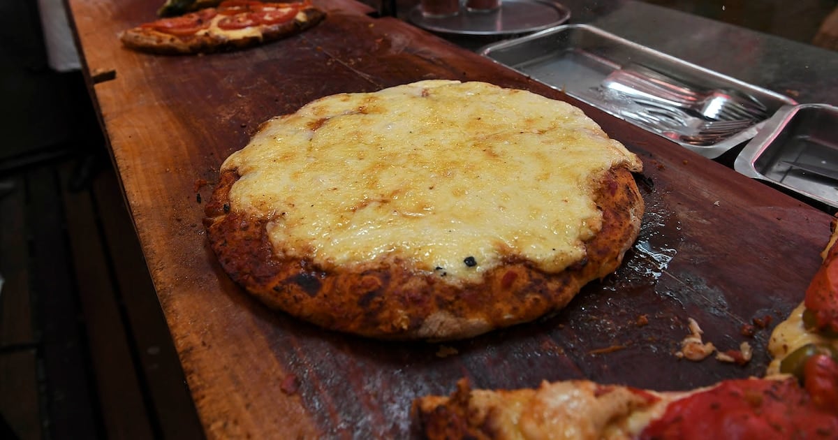 Una cena en Güerrín: una clienta desembolsó 51.390 pesos por una pizza chica, fainá y una cerveza de litro