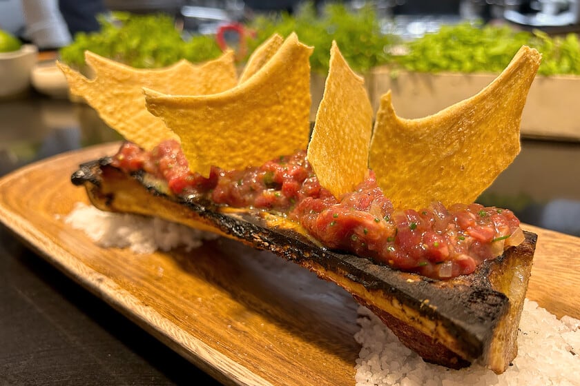 En Sevilla, un steak tartar servido sobre tuétano caliente que se come de un solo bocado