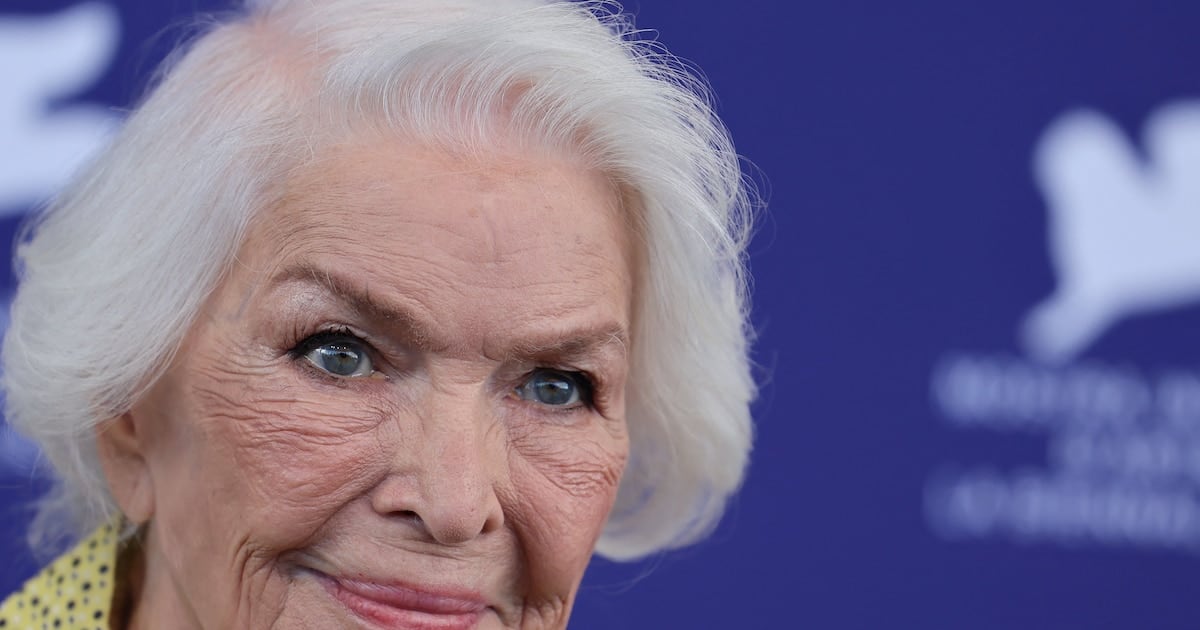 Caminar y levantar peso: por qué a los 93 años Ellen Burstyn eligió sumar las dos prácticas a su rutina