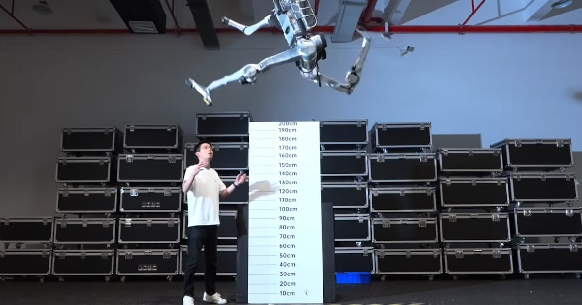 Filmar la cocina como trabajo: una india le enseña a cortar verduras a un robot y le pagan por eso