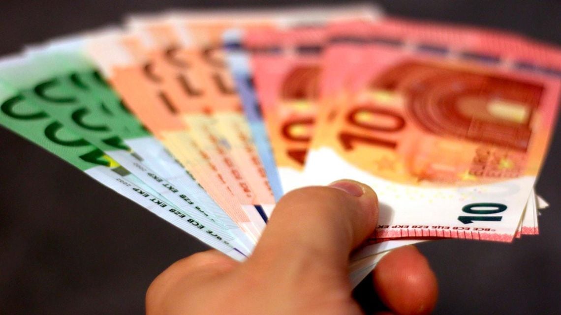 El euro blue trepó $6 en su apertura y se aleja de la pizarra oficial