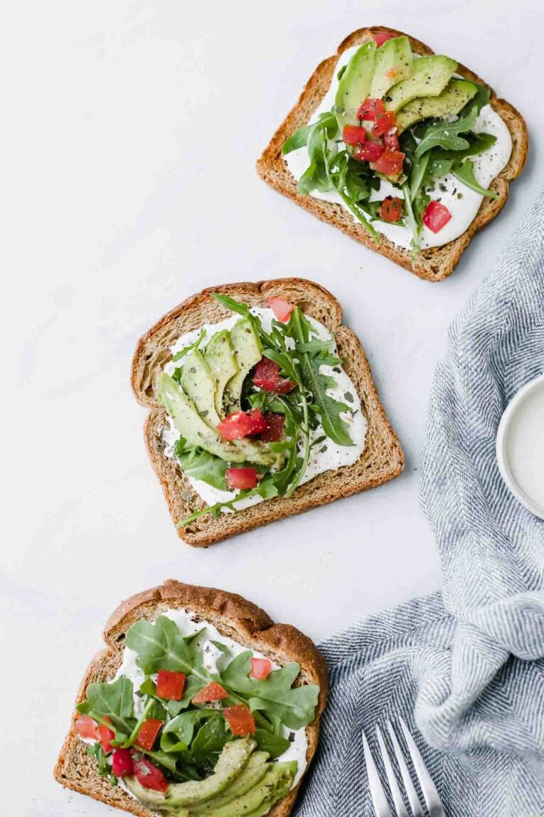 Tostadas con palta: cinco combinaciones para resolver cualquier comida del día con lo que hay en la heladera
