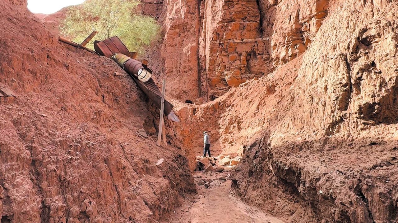 Una huella minera olvidada en el cauce seco del río La Laja, al pie de la Precordillera sanjuanina