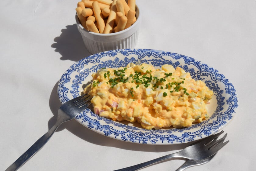 Huevos, mayonesa y mostaza: la clásica ensalada fría que reinventa sándwiches y picadas sin una sola papa