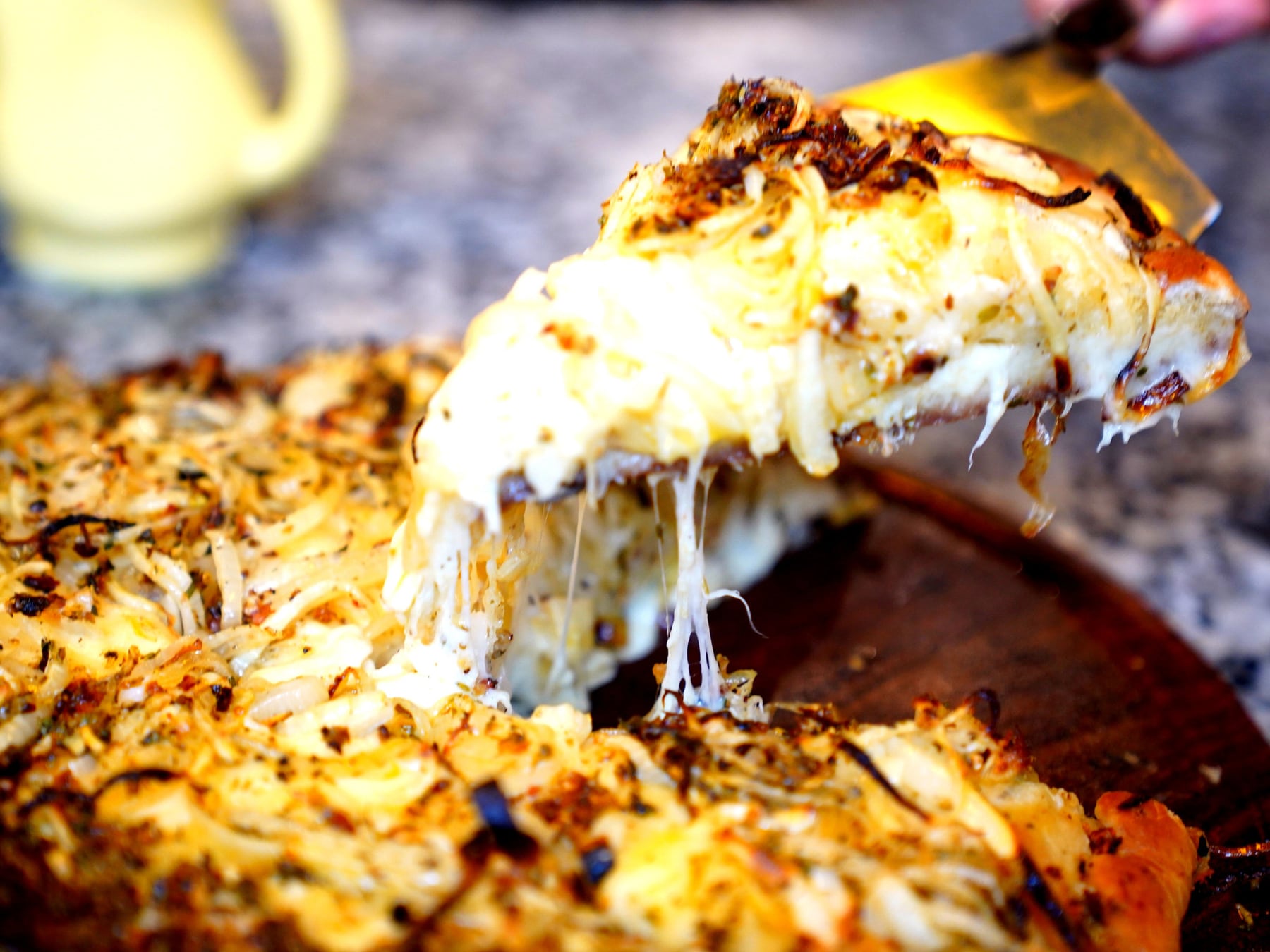 Pizza al corte en seis pizzerías históricas de Buenos Aires: dónde encontrar la porción más barata y qué sabores se pueden pedir