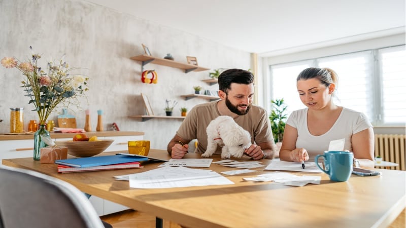 Un piso de 3,9 millones de pesos separa a los hogares argentinos del 10% que más ingresa
