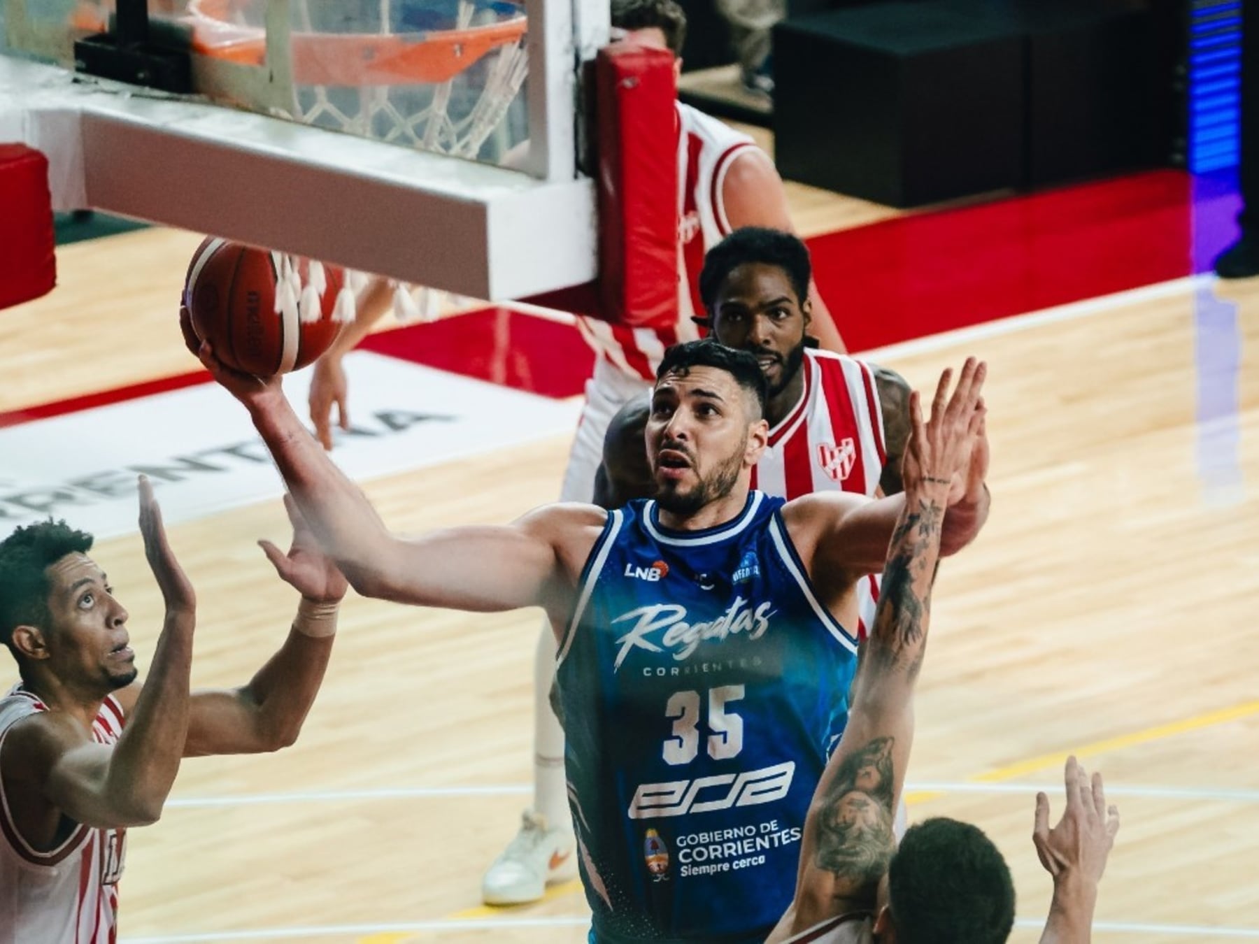 Regatas pasó del empate al despegue: el Fantasma se floreó en el cierre y le ganó a Instituto 73-63