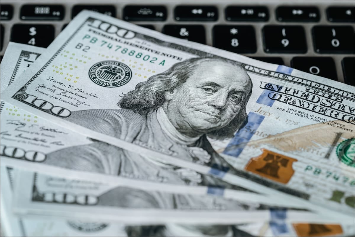 El dólar oficial cerró la semana en $1540 y el blue se sostuvo en $1560, sin operaciones en el domingo