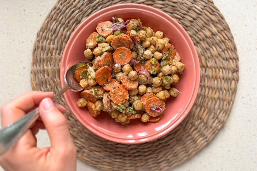 Una fuente al horno, tahini y un aderezo que rompe la rutina: la ensalada templada de garbanzos que pide 30 minutos de horno