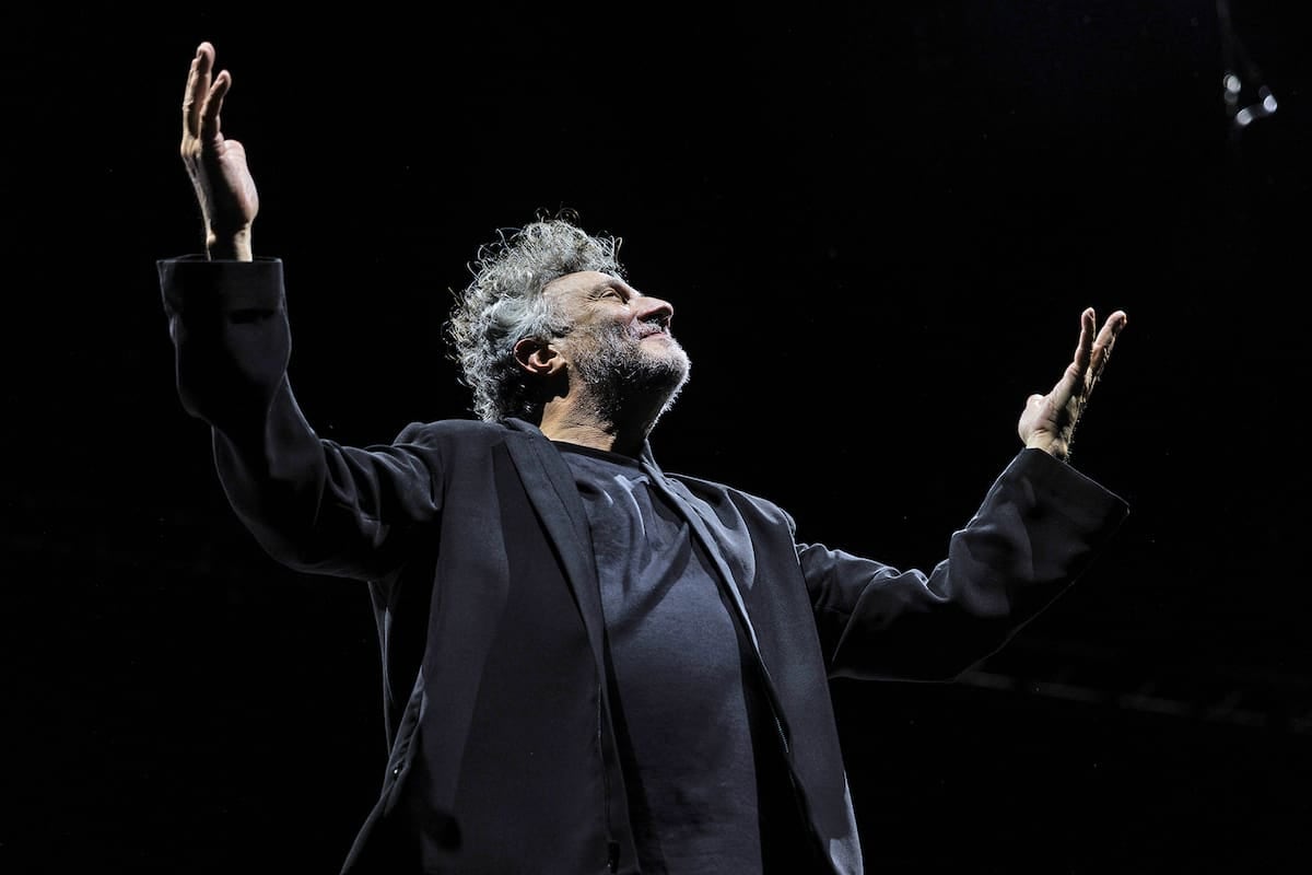 Fito Páez detuvo la música en Mar del Plata para plantarse frente a la seguridad: "No son policía, son seguridad"