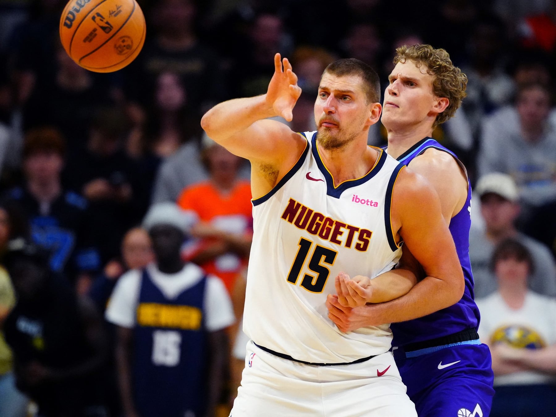 El pase de Jokic que volvió a enamorar: Denver arrancó la pretemporada con una caída ante Utah