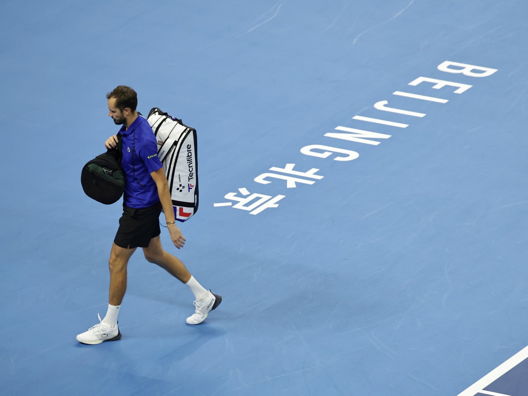 Djokovic llega a la final en Pekín por la puerta más insólita: Medvedev descalificado por un pelotazo a un espectador