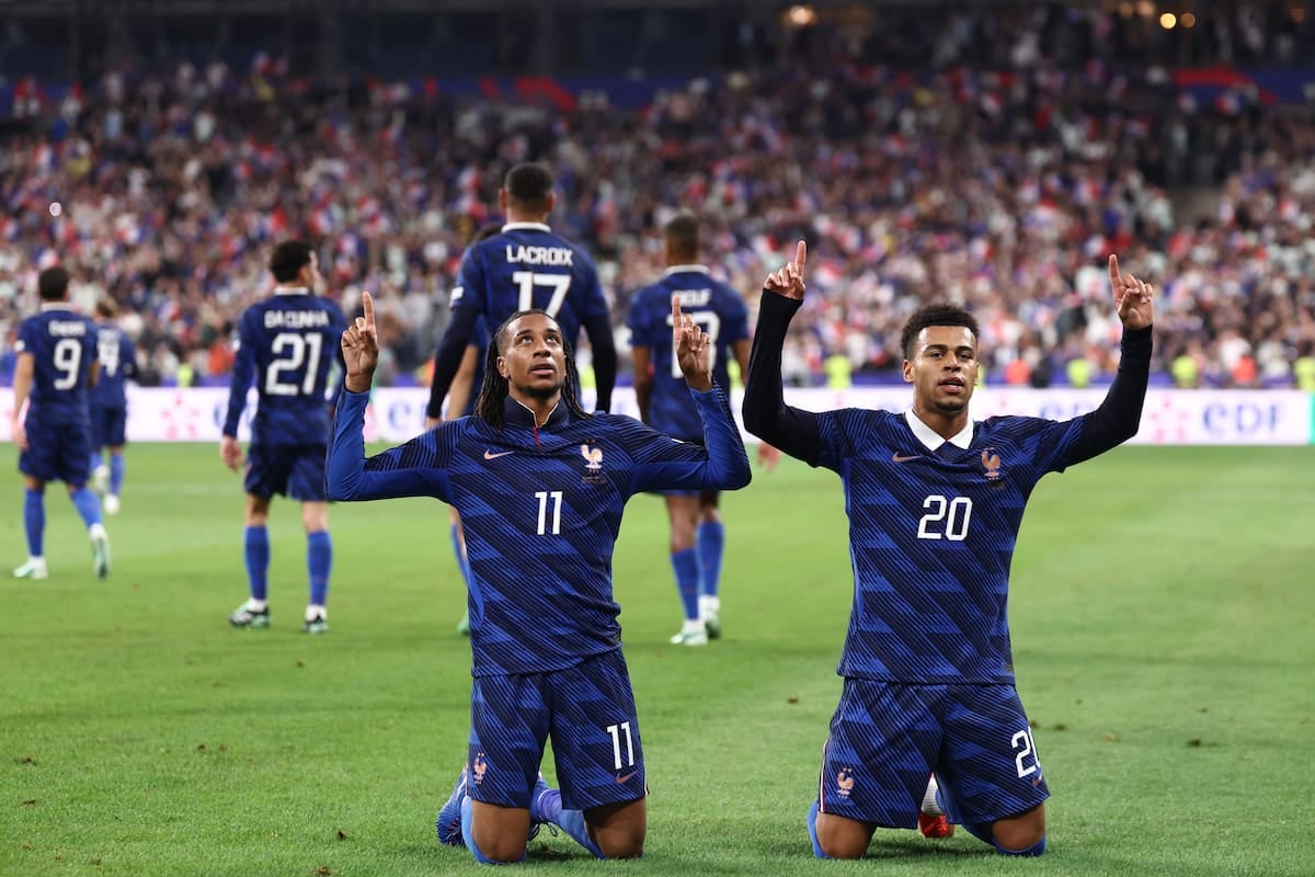 Francia la sacó del fuego en el final y se afianzó arriba; Italia ganó sin sobrarle nada