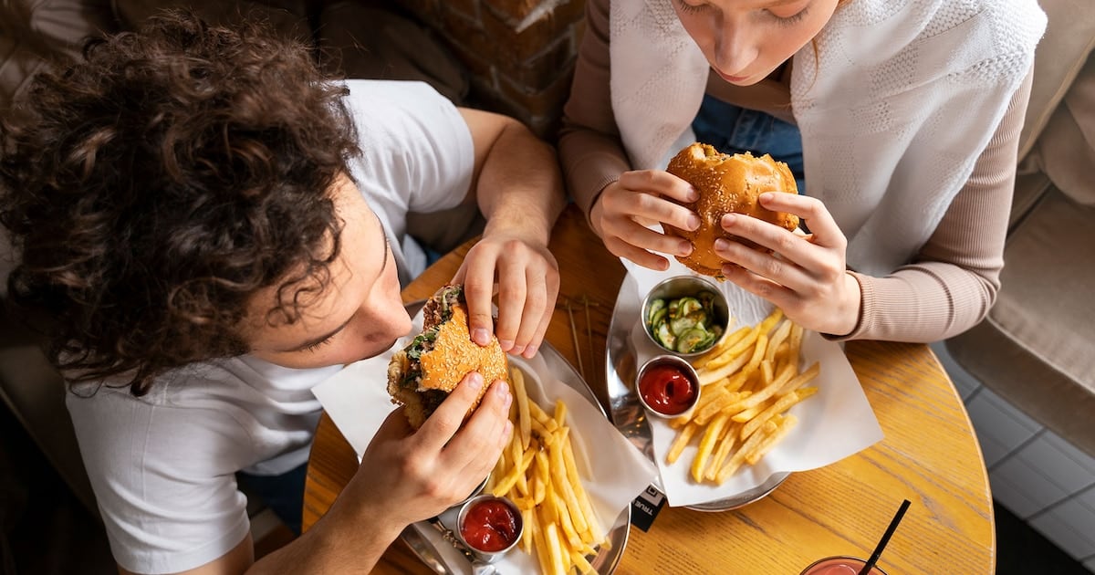 Dos almuerzos iguales en calorías, dos respuestas distintas: lo que dejó un ensayo con 57 adultos sobre los ultraprocesados