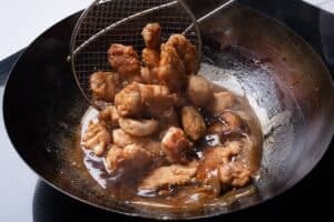 Pollo al limón con doble harina y salsa brillante: la técnica que mejor rescata los jugos del contramuslo